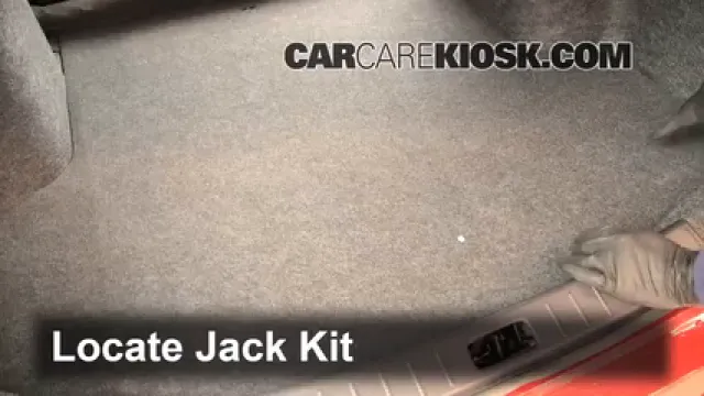 2013 Nissan Versa 1.6 SL 1.6L 4 Cyl. Monter sur cric Utiliser le cric pour lever la voiture